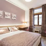 Carol Hotell 4*
